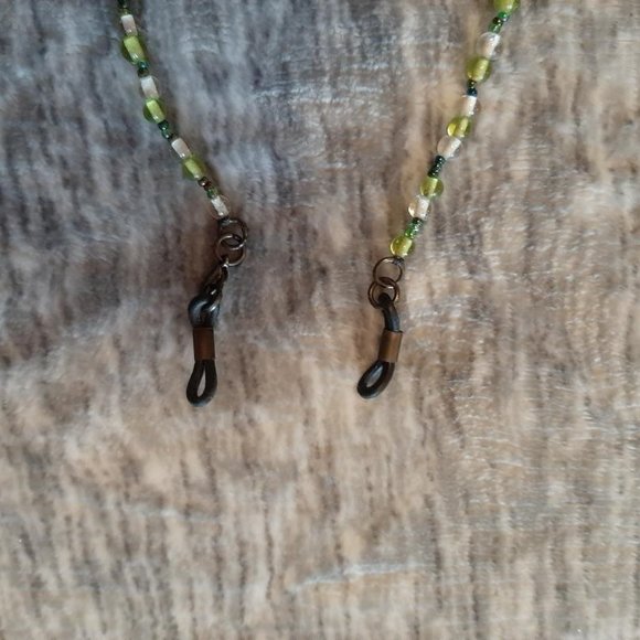 Green and white beaded eyeglass holder approx 27" - Picture 3 of 3